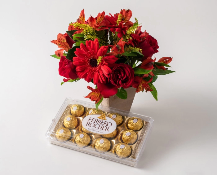 Arranjo de Flores Mistas Vermelhas e Chocolates | Isabela Flores