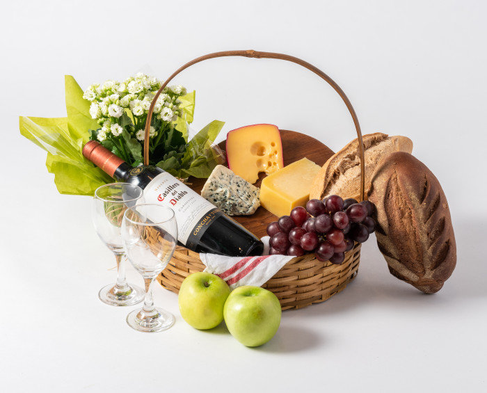 Cesta de Frutas, Queijos, Pães, Vinho e Flores