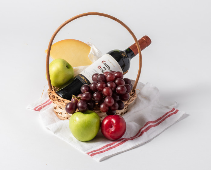 Cesta de Frutas, Queijo e Vinho Tinto Cesta de Frutas, Queijo e Vinho Tinto