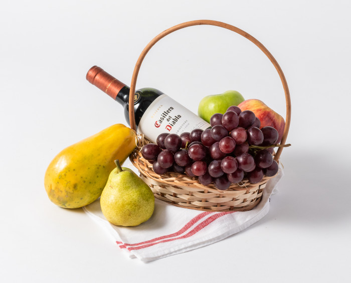 Cesta de Frutas Pequena e Vinho Tinto