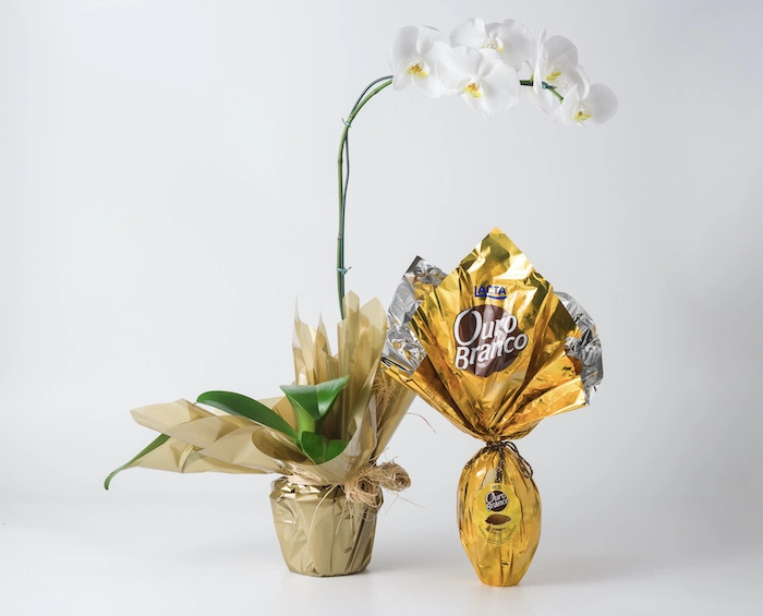 Orquídea Phalaenopsis Branca e Ovo de Páscoa Ouro Branco