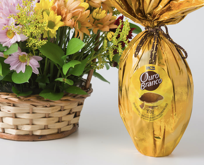 Cesta de Margaridas Coloridas e Ovo de Páscoa Ouro Branco
