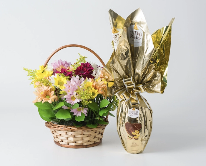 Cesta de Margaridas Coloridas e Ovo de Páscoa Ferrero Rocher
