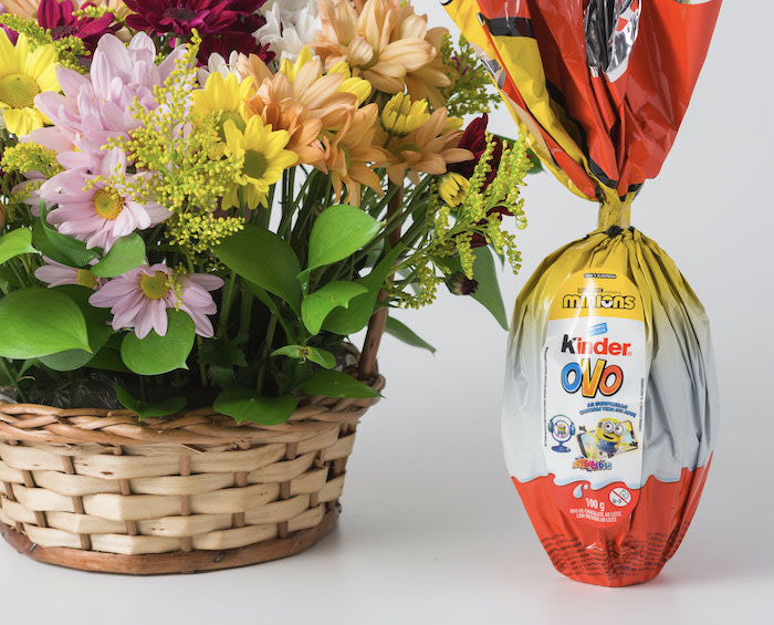 Cesta de Margaridas Coloridas e Ovo de Páscoa Kinder Minions