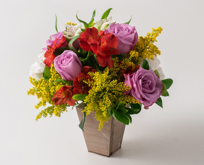 Arranjo de Rosas e Astromélias