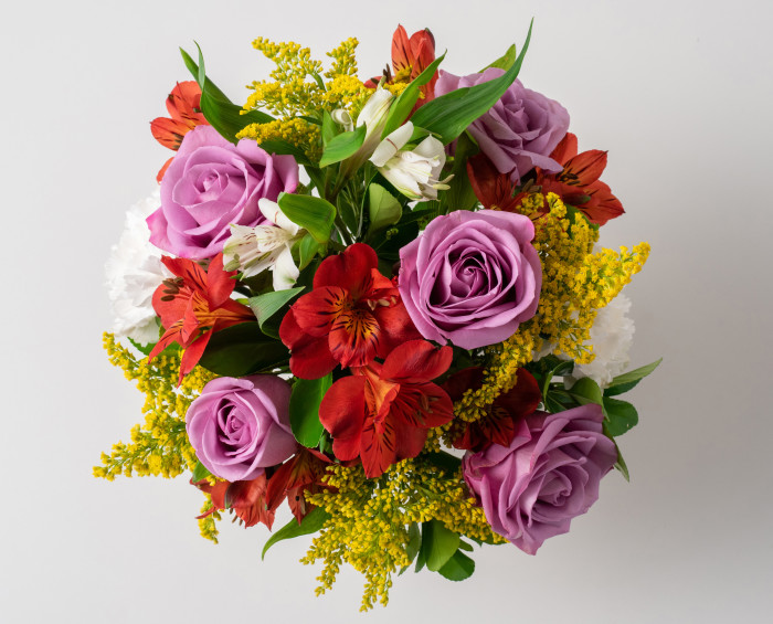 Arranjo de Rosas e Astromélias