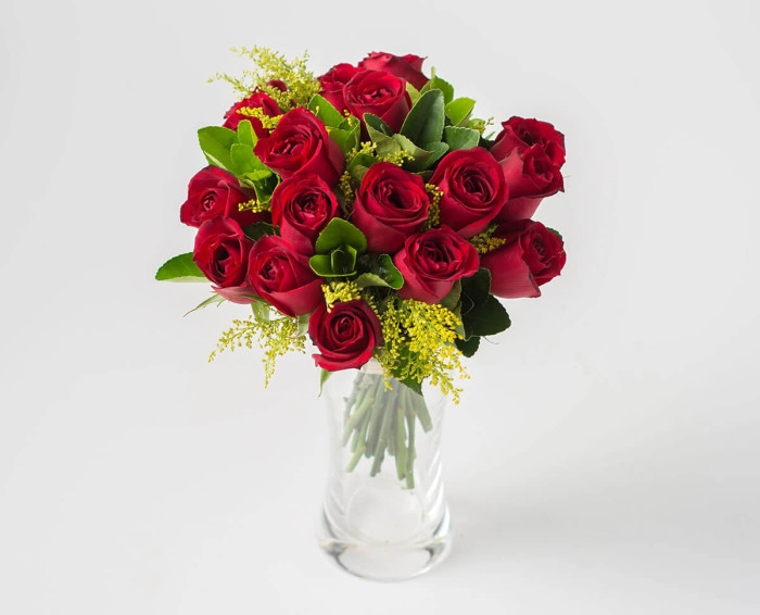 Arranjo de 18 Rosas Vermelhas e Folhagens em Vaso | Isabela Flores