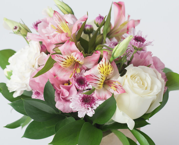 Arranjo de Rosas e Astromélias e Kit Natura Tododia Cereja e Avelã