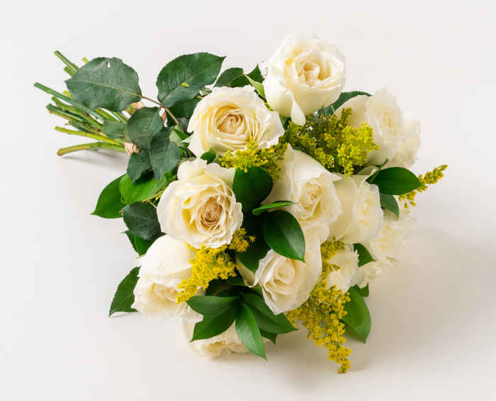 Buquê de 15 Rosas Brancas e Folhagem