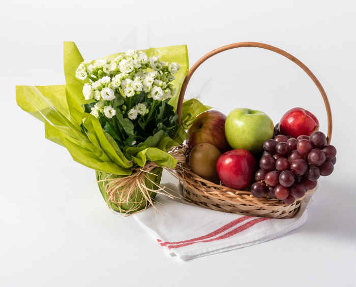 Cesta Pequena de Frutas e Flores