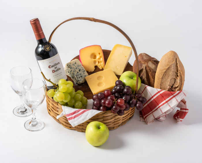 Cesta Grande de Queijos, Fruta, Pães e Vinho Tinto