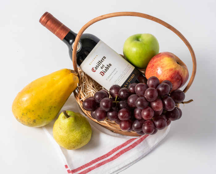 Cesta de Frutas Pequena e Vinho Tinto