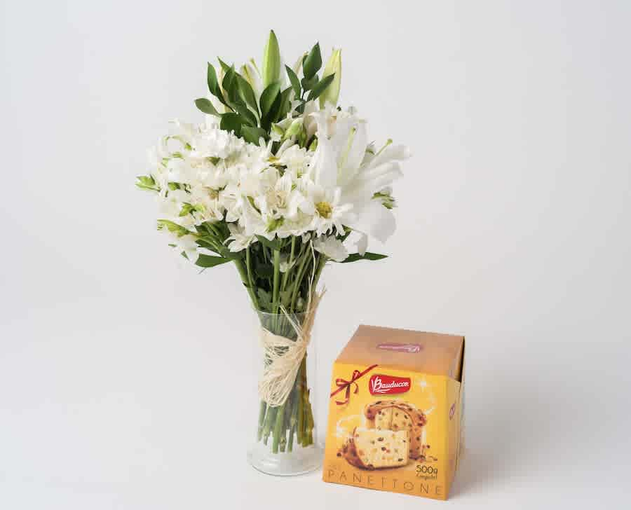 Arranjo de Flores do Campo Brancas e Panettone