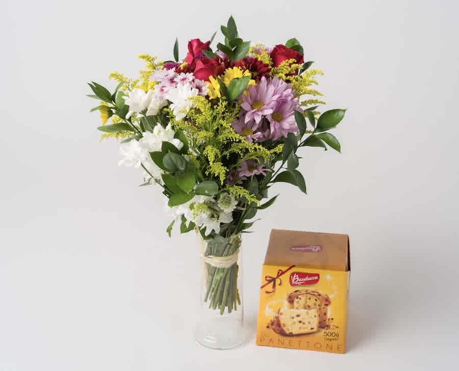 Arranjo de Flores do Campo Coloridas e Panettone