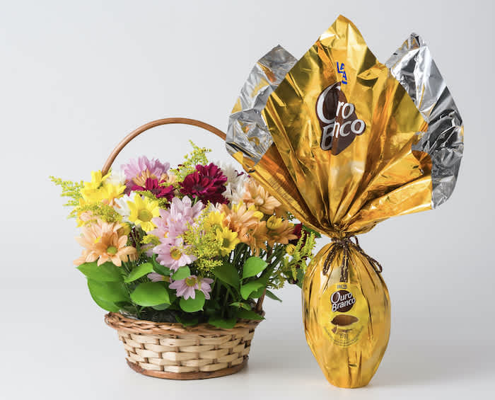Cesta de Margaridas Coloridas e Ovo de Páscoa Ouro Branco