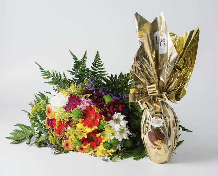 Buquê de Flores do Campo Grande e Ovo de Páscoa Ferrero Rocher