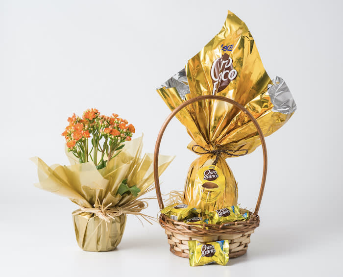 Flor da Fortuna Laranja e Cesta com Ovo de Páscoa Ouro Branco e Bombons