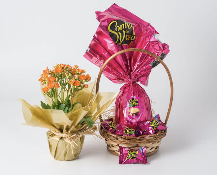 Flor da Fortuna Laranja e Cesta com Ovo de Páscoa Sonho de Valsa e Bombons