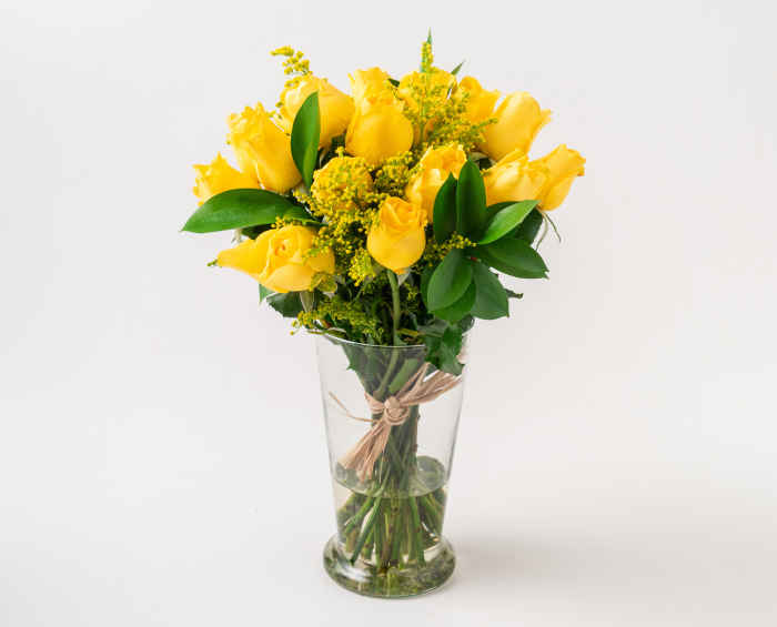 Arranjo de 17 Rosas Amarelas em Vaso