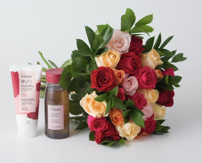 Buquê de 24 Rosas Coloridas e Kit Natura Tododia Cereja e Avelã