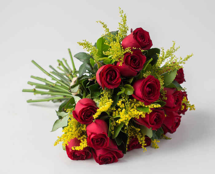 Buquê Especial de 15 Rosas Vermelhas e Folhagens
