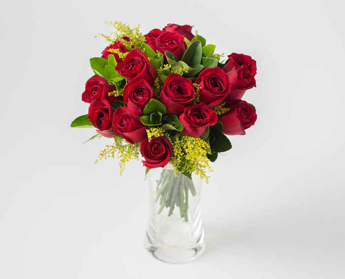 Arranjo de 18 Rosas Vermelhas e Folhagens em Vaso